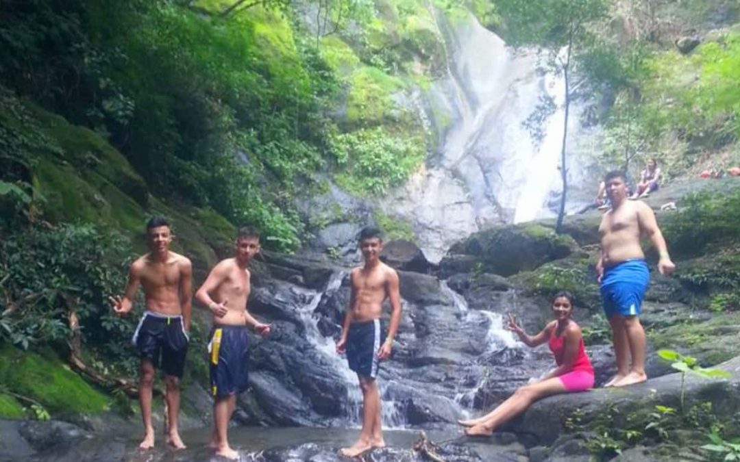 Explora las Cascadas y Senderos Ocultos de Miramar