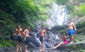 Explora las Cascadas y Senderos Ocultos de Miramar